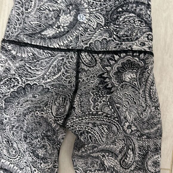 Lululemon 2 black and white 25” legging - Picture 4 of 4